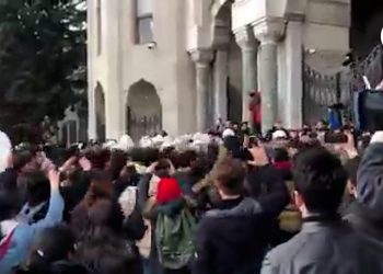 Üniversite öğrencilerine polis saldırdı