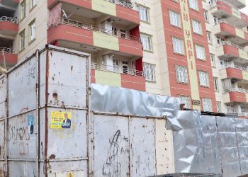 200 kişinin yaşadığı binanın kapısı 12 yıldır kapalı!
