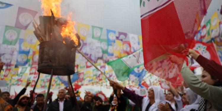 Newroz ateşi etrafında buluştular Newroz ateşi etrafında buluştular