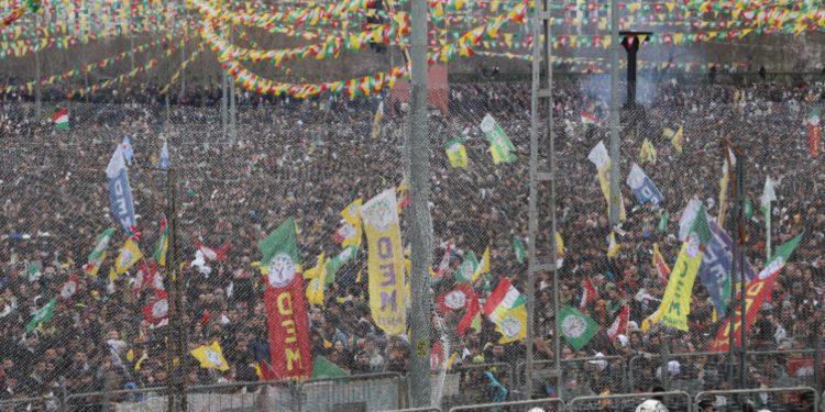 Görkemli Amed Newrozu halaylarla sona erdi Görkemli Amed Newrozu halaylarla sona erdi