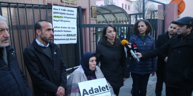 Hatimoğulları Şenyaşar ailesini Adalet Bakanlığı önünde ziyaret etti