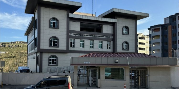 Yakıt tankerinde 2’si yaşamını yitirmiş 52 mülteci bulundu