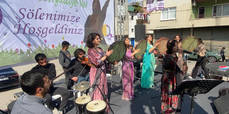 Adana’da sanatçılara “soruşturma” gerekçesiyle sahne engellemesi Adana’da sanatçılara “soruşturma” gerekçesiyle sahne engellemesi