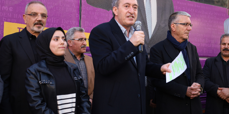 Tuncer Bakırhan: YSK’nin Kars ve Hilvan kararı demokrasiye darbedir Tuncer Bakırhan: YSK’nin Kars ve Hilvan kararı demokrasiye darbedir