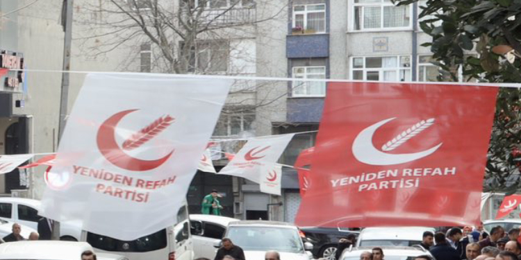 Yeniden Refah Partisi’nin seçim aracına ateş açıldı Yeniden Refah Partisi’nin seçim aracına ateş açıldı