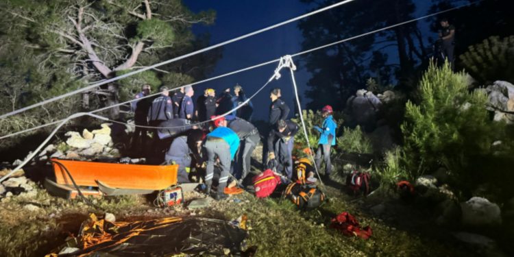 Teleferik faciasında 17 kişi hastaneye kaldırıldı Teleferik faciasında 17 kişi hastaneye kaldırıldı