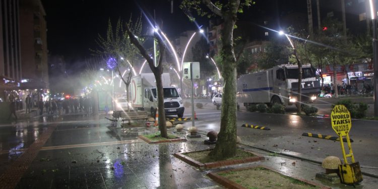 Muayene raporu olmadan tutuklanan çocuk cezaevi kapısından döndürüldü Muayene raporu olmadan tutuklanan çocuk cezaevi kapısından döndürüldü
