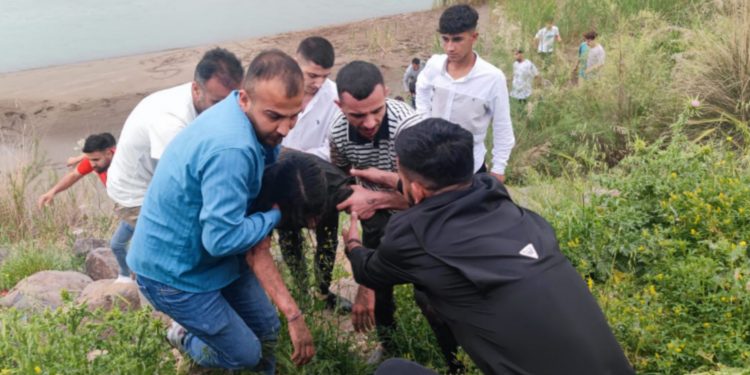 Nehre düşen çocuk hastaneye kaldırıldı Nehre düşen çocuk hastaneye kaldırıldı