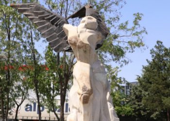 AKP’li Beyoğlu’nun kaldırdığı kadın heykeli yeniden dikildi