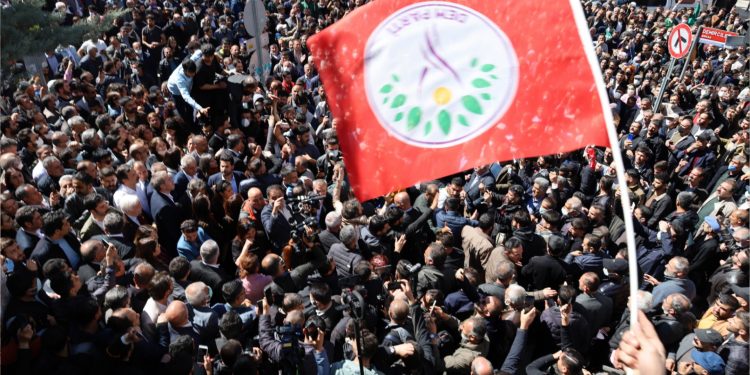 Vanlılar: Kenti birlikte yöneterek kayyım tahribatlarını giderebiliriz Vanlılar: Kenti birlikte yöneterek kayyım tahribatlarını giderebiliriz