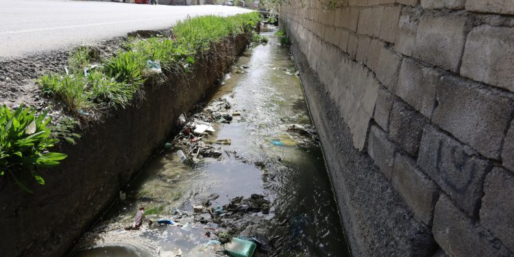 Temizlenmeyen DSİ kanalı halk sağlığını tehdit ediyor
