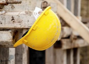 Mersin’de inşaat duvarı çöktü: 3 işçi yaralandı