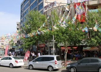 Batman’da DEM Parti binasına polis baskını