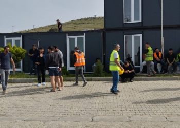 DEÜ Hastanesi inşaatında çalışan işçiler iş bıraktı