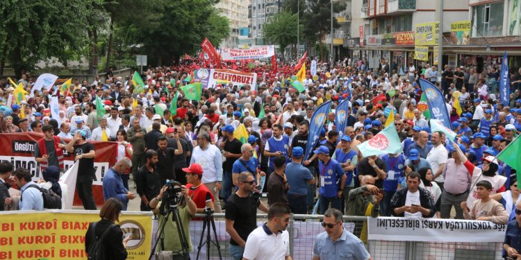 Batman’da 1 Mayıs kutlaması: Bu düzen değişecek Batman’da 1 Mayıs kutlaması: Bu düzen değişecek