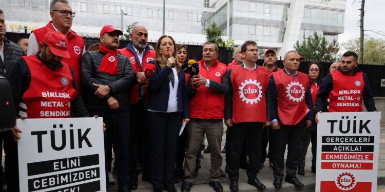 TÜİK önünden seslendiler: Gerçek rakamları açıklayın TÜİK önünden seslendiler: Gerçek rakamları açıklayın