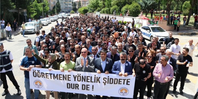 Öğretmenler şiddete karşı eylemde