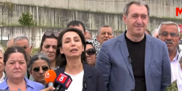 DEM Parti Eş Genel Başkanları Yüksekdağ’ı ziyaret etti: Dayanışmayı büyüteceğiz DEM Parti Eş Genel Başkanları Yüksekdağ’ı ziyaret etti: Dayanışmayı büyüteceğiz