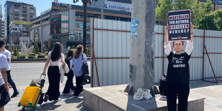 Depremzede Döne Kaya’nın nöbeti 5’inci haftasında Depremzede Döne Kaya’nın nöbeti 5’inci haftasında