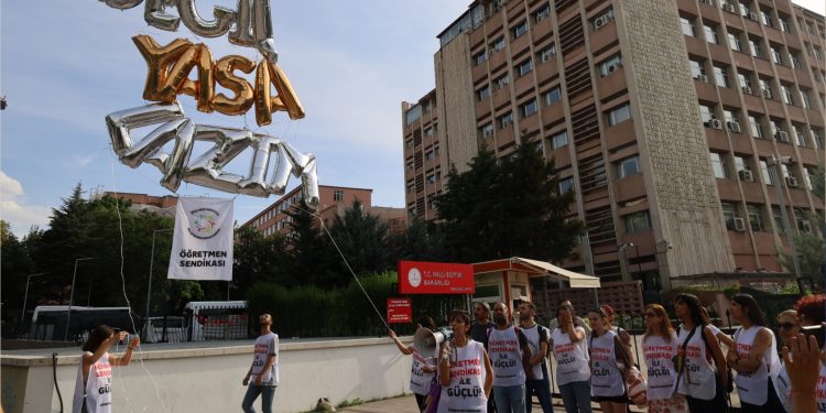 Öğretmenler, bakanlığa yürüdü: Boş vaatleri duymak istemiyoruz