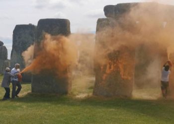 İklim aktivistlerinden Stonehenge taşlarına boya eylemi