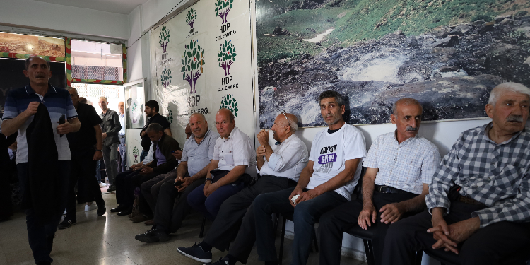 Kayyıma karşı yola çıkanlar Hakkari’ye vardı Kayyıma karşı yola çıkanlar Hakkari’ye vardı