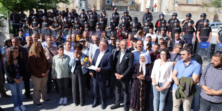 KESK heyeti Hakkari’de: Halkın iradesine saygı duyun KESK heyeti Hakkari’de: Halkın iradesine saygı duyun