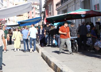 Van’da bayram alışverişi: Çocuklara elbise alamıyoruz
