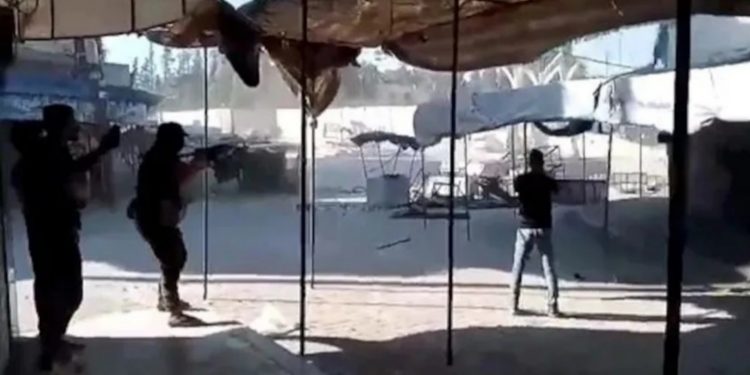 Suriye’deki protesto silahlı çatışmaya döndü iddiası Suriye’deki protesto silahlı çatışmaya döndü iddiası