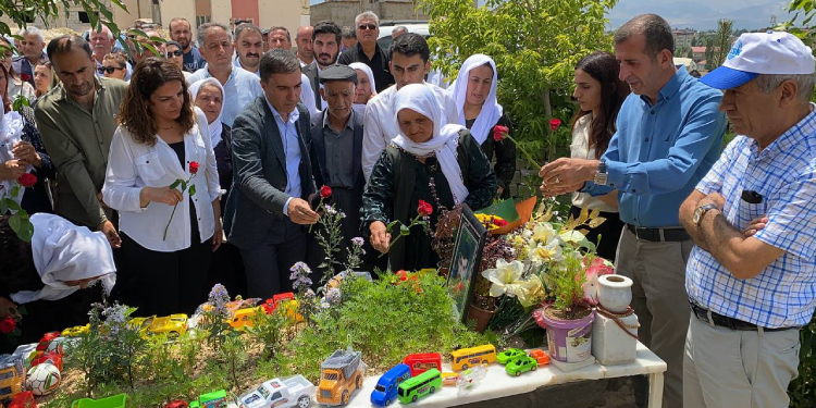 Düş yolcuları anıldı: Mezarlarına karanfil ve oyuncak bırakıldı Düş yolcuları anıldı: Mezarlarına karanfil ve oyuncak bırakıldı