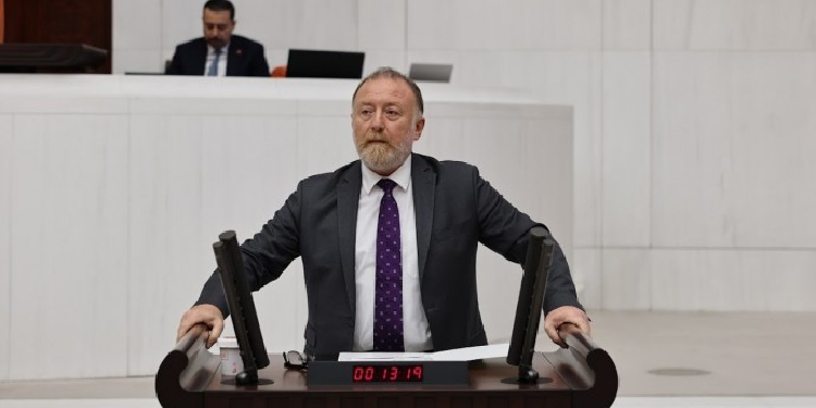 Gazeteci Topaloğlu Meclis gündeminde: Görme yetisini kaybedebilir Gazeteci Topaloğlu Meclis gündeminde: Görme yetisini kaybedebilir