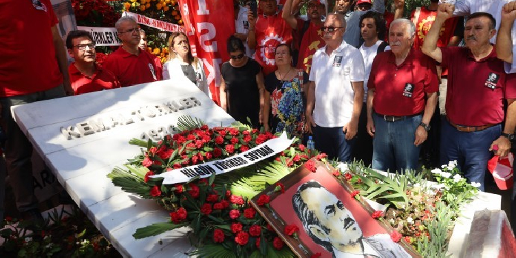 Kemal Türkler mezarı başında andı Kemal Türkler mezarı başında andı