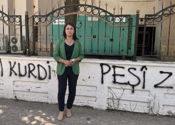 Valilik duvarına “Pêşî Kurdî pêşî ziman” yazıldı