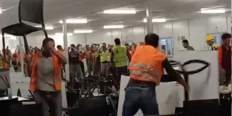 İşçilerinin yemeğinden böcek çıktı İşçilerinin yemeğinden böcek çıktı
