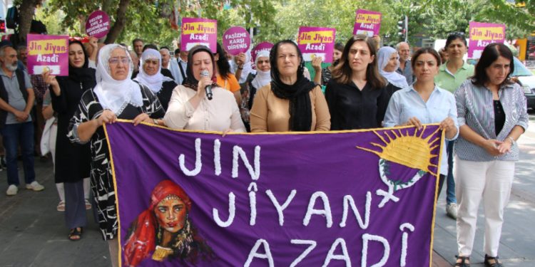 AKP’lilerin Koçyiğit’e saldırısı Batman’da protesto edildi AKP’lilerin Koçyiğit’e saldırısı Batman’da protesto edildi