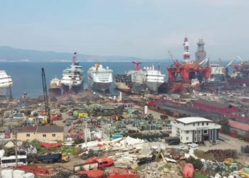 Gemi söküm tesisinde işçiler zehirlendi: 1 işçi öldü