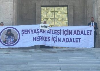 Emine Şenyaşar ‘adalet’ pankartıyla Meclis Başkanlığı önünde