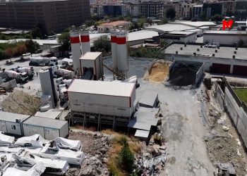Maaşını alamayan işçiler vince çıkıp eylem yaptı