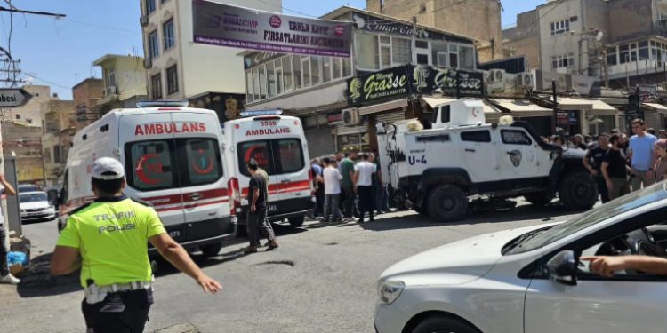 Zırhlı aracın çarptığı gencin ayağı kırıldı Zırhlı aracın çarptığı gencin ayağı kırıldı