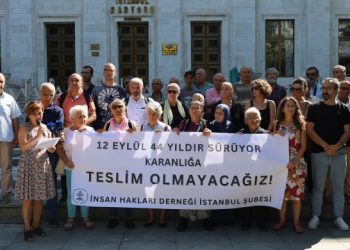 TRT İstanbul Radyosu önünde 12 Eylül açıklaması