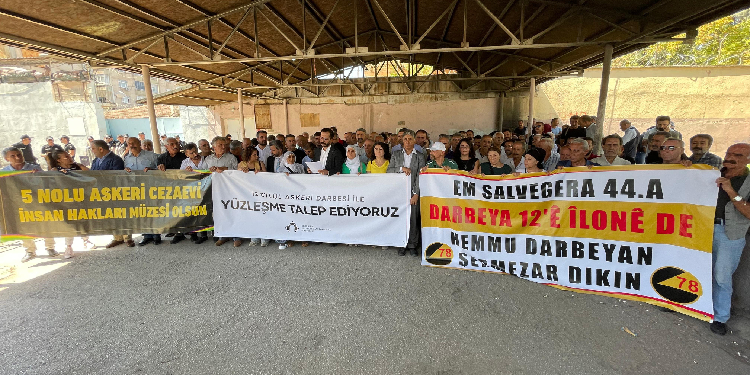 5 Nolu Cezaevi önünden seslendiler: 12 Eylül’le yüzleşin 5 Nolu Cezaevi önünden seslendiler: 12 Eylül’le yüzleşin