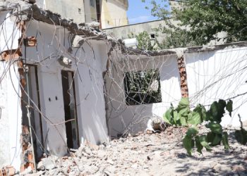 Depremzedelerin kaldığı yerler “hasarlı” olduğu gerekçesiyle yıkıldı