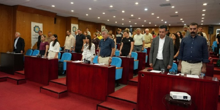 Diyarbakır Büyükşehir Belediyesi’nden Narin için saygı duruşu Diyarbakır Büyükşehir Belediyesi’nden Narin için saygı duruşu