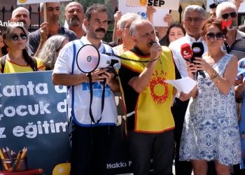 Eğitimciler kırtasiye zamlarını bakanlık önünde protesto etti