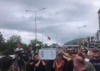 Hopa’da ağaç kesimini önlerken öldürülen Reşit Kibar son yolculuğuna uğurlanıyor