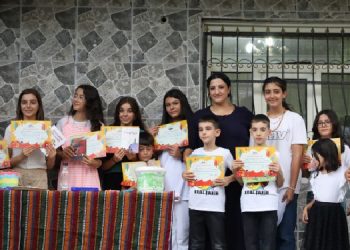 Kürtçe kursları tamamlayan çocuklara belge