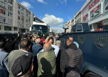 Esenyurt Belediyesi polis ablukasında: CHP otobüsü engellendi