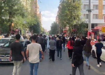 Gençler Rezan’da ‘özgürlük’ sloganlarıyla yürüyor