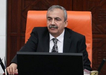 Önder’den ‘tokalaşma’ yorumu: İyi niyeti aşan bir boyutu var Önder’den ‘tokalaşma’ yorumu: İyi niyeti aşan bir boyutu var