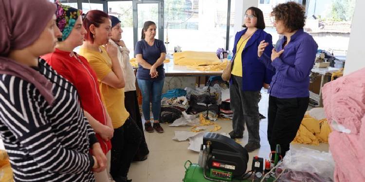 DEM Partililer tekstil işçisi kadınlarla bir araya geldi DEM Partililer tekstil işçisi kadınlarla bir araya geldi